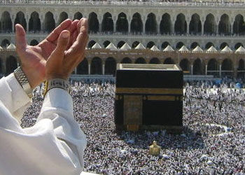 Kabe'de Dua Eden Hacı