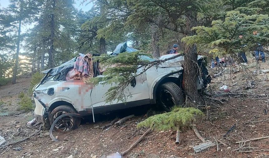 Adana'da aracıyla uçuruma yuvarlanan çift hayatını kaybetti