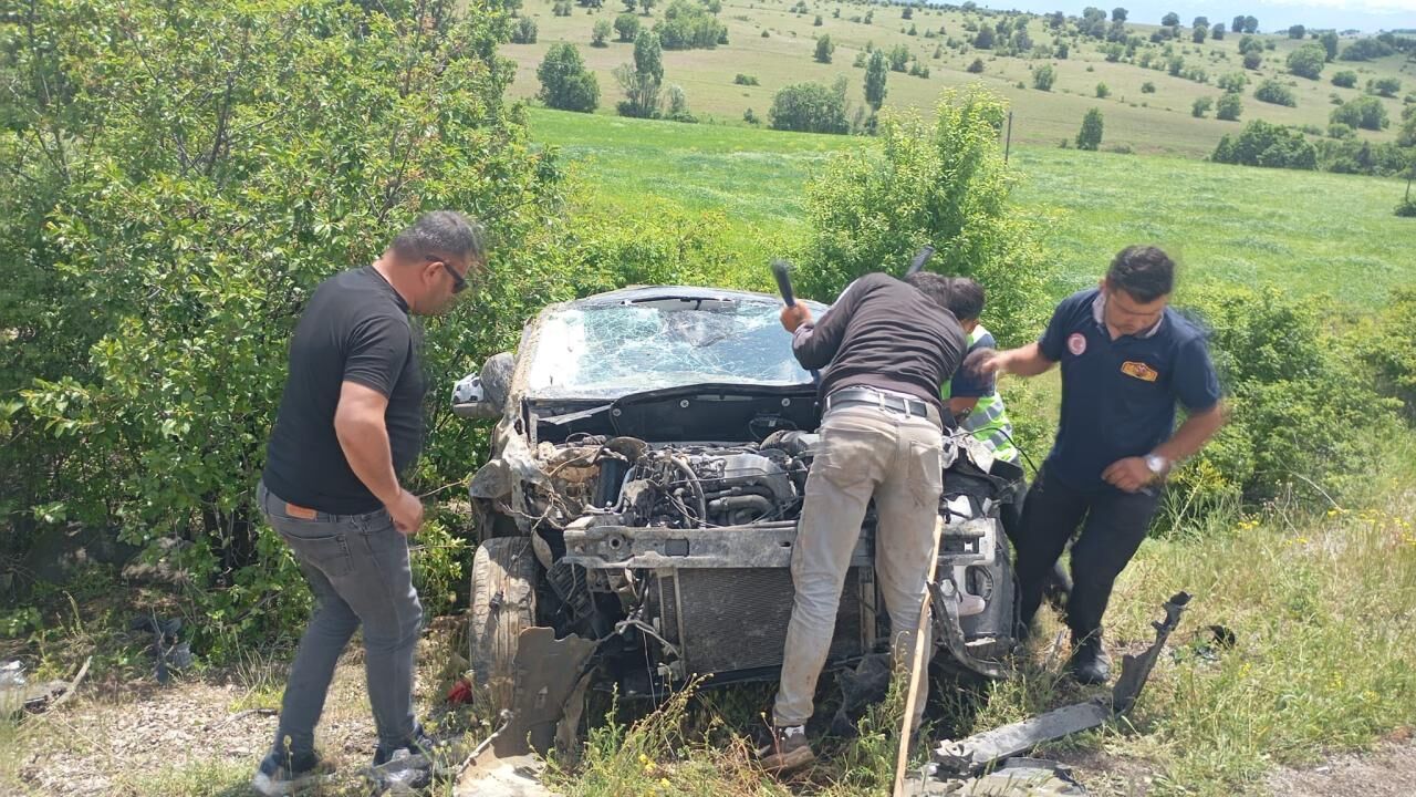 Gümüşhane'de hafif ticari araç devrildi: 1 ölü