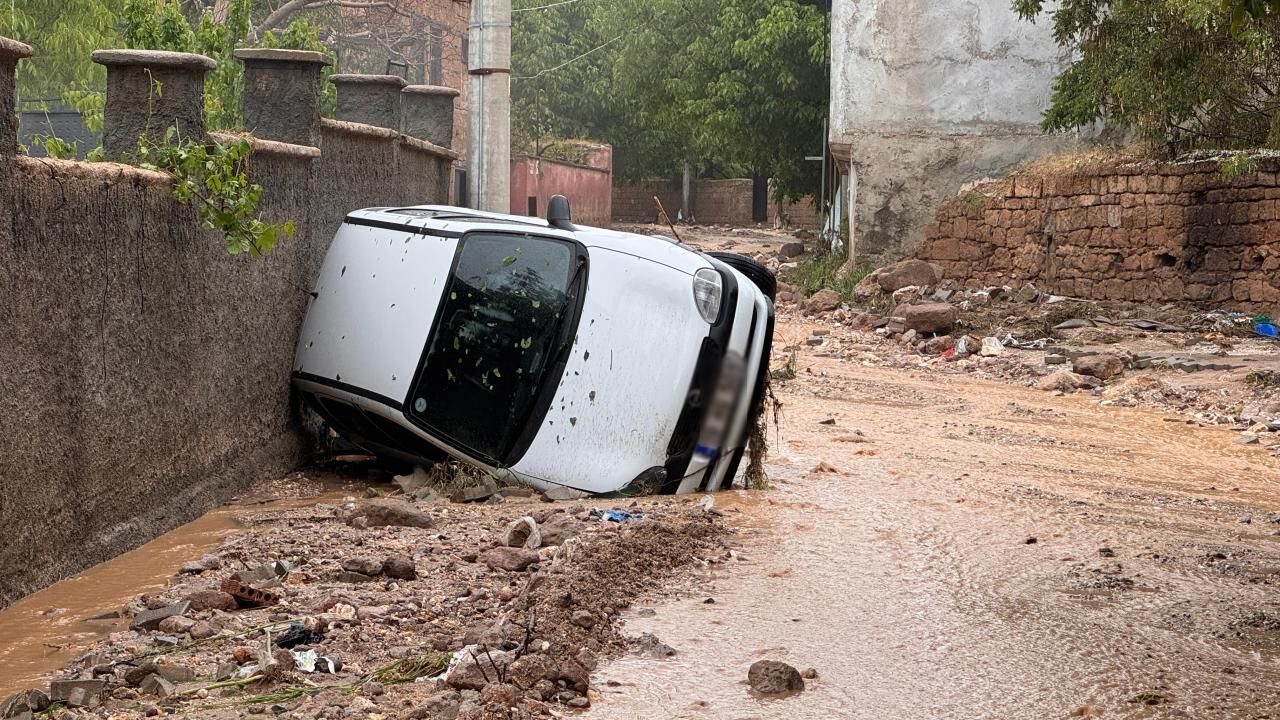 Niğde'de sel: 3 araç sele kapıldı, 1 kişi hayatını kaybetti