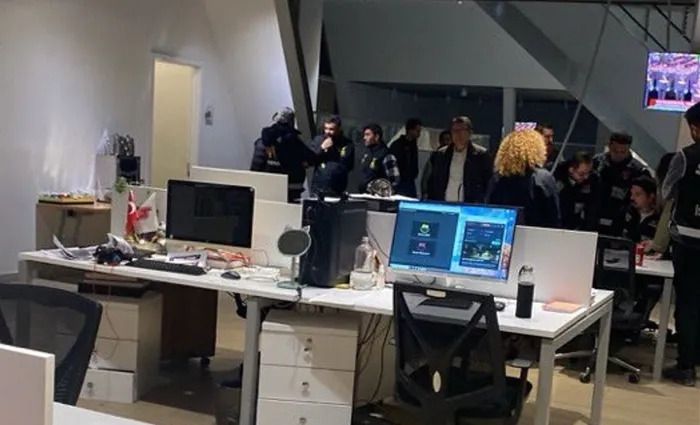 Halk TV'ye kayyum atandı! Polis ekipleri binada arama yapıyor