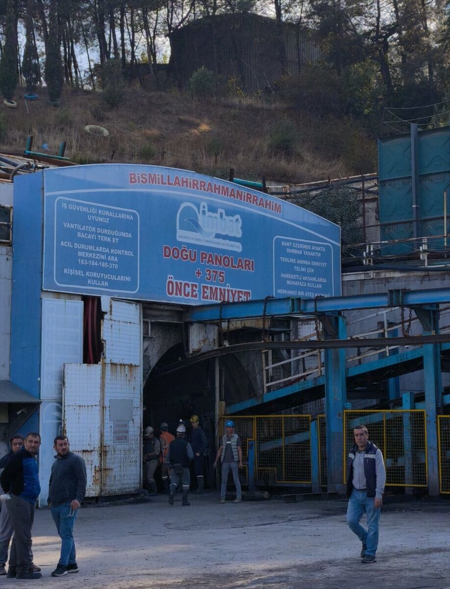 Manisa'da göçük altında kalan 3 işçiye ulaşmak için çalışmalar sürüyor