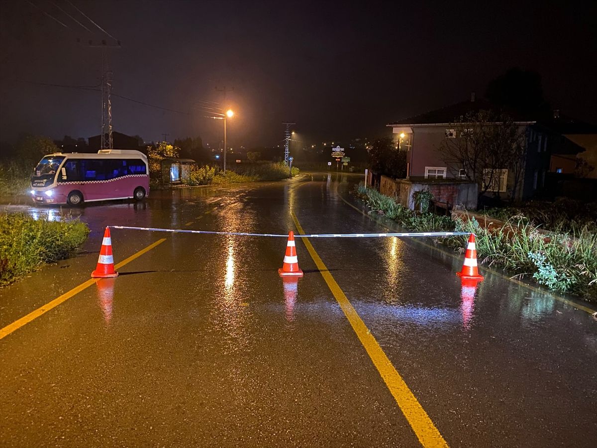 Sakarya'da sağanak nedeniyle bazı yollar ulaşıma kapandı