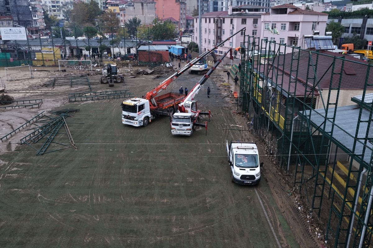 İstanbul'da selin etkilediği Ayazağa'da bazı yapıların yıkımına başlandı
