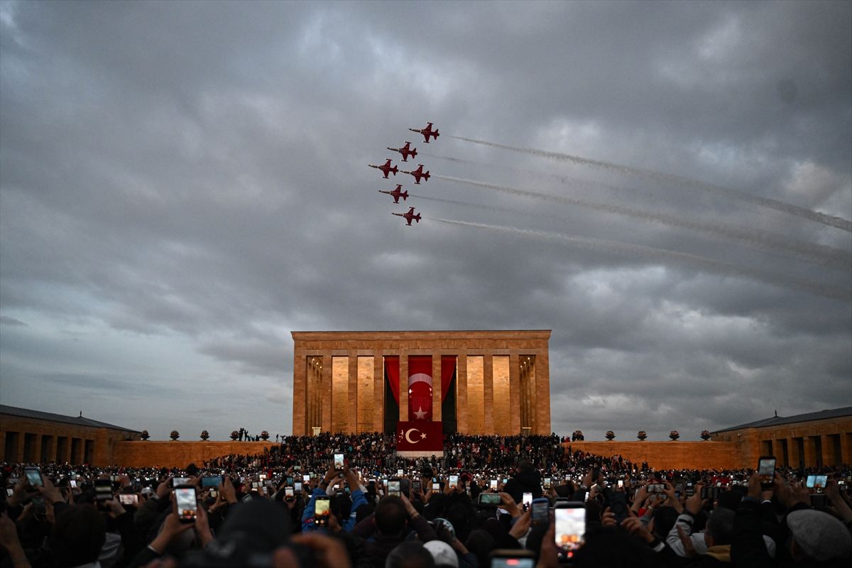 Türk Yıldızları'ndan Cumhuriyet Bayramı'nda Anıtkabir üzerinde saygı uçuşu