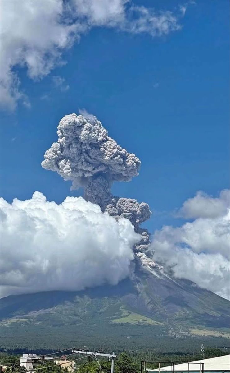 Filipinler'deki Mayon Yanardağı’nda patlama yaşandı