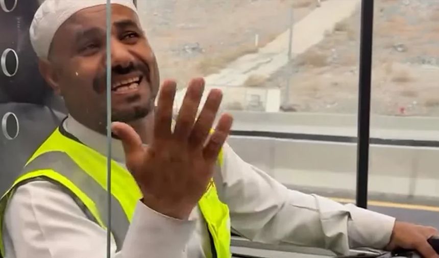 Mekke yollarında gönülleri ısıtan kare: Arap şoför Türkçe ilahiye coşkuyla eşlik etti