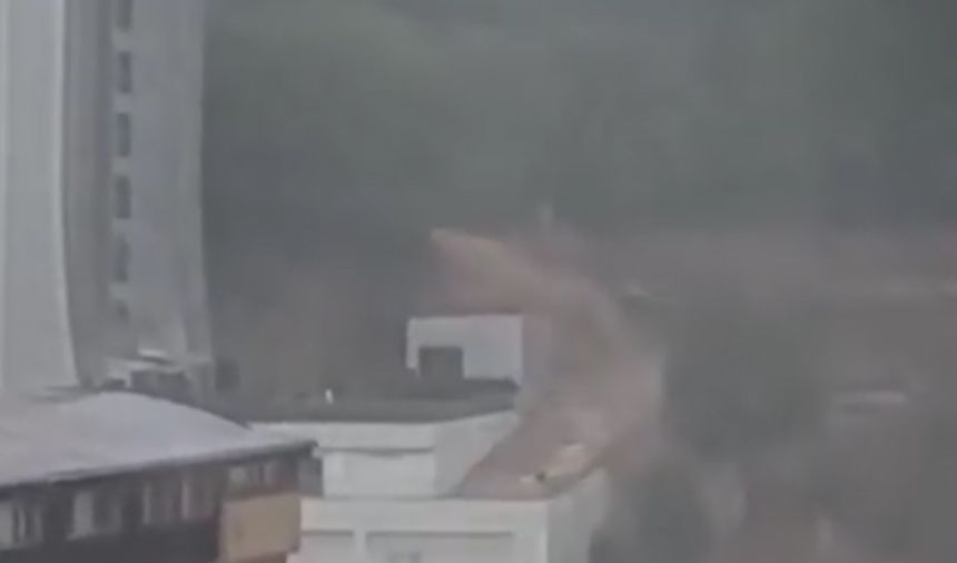 İstanbul'da selin geliş anı kamerada! Önüne kattığı her şeyi sürükledi