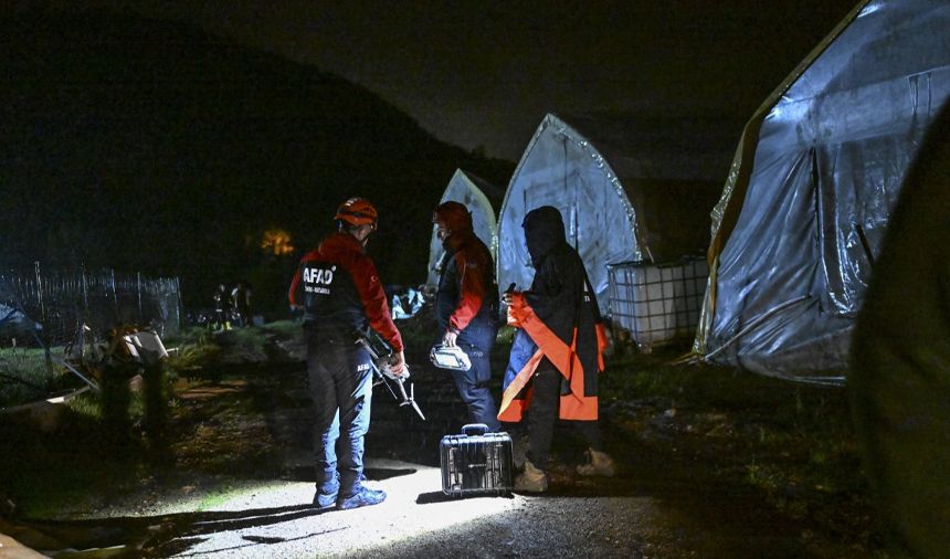 İstanbul-Kocaeli sınırında sel: Sulara kapılan 2 kişi her yerde aranıyor